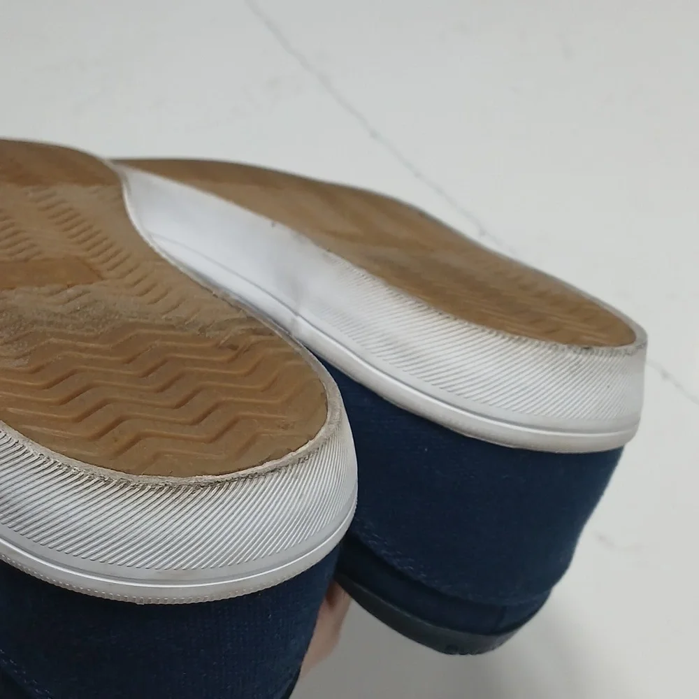 TOMS Men's Blue Canvas Sneakers. Size 10.5, pre-owned excellent conditions